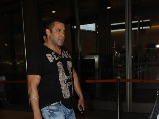 Salman Khan maintained a distance from the two ladies at the airport and even drove home in a separate car. (Viral Bhayani/HT) 