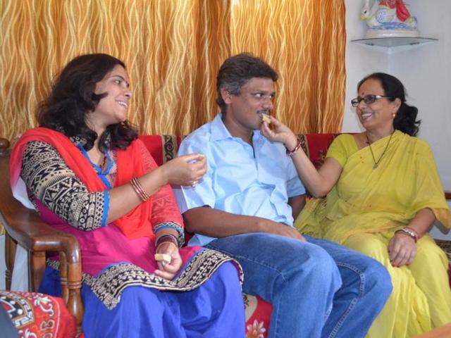 Santosh Kumar Bhardwaj (C) with his family at Rajtilak Nagar in Varanasi.(Adarsh Gupta/HT Photo) Santosh Kumar Bhardwaj (C) with his family at Rajtilak Nagar in Varanasi.(Adarsh Gupta/HT Photo)