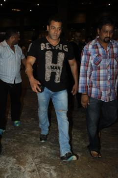 Salman Khan arrives on Mumbai airport. (Viral Bhayani)