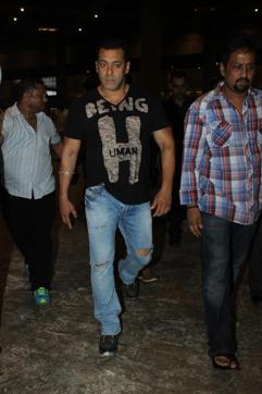 Salman Khan even drove home alone while Iulia and Salma went in the same car. (Viral Bhayani)
