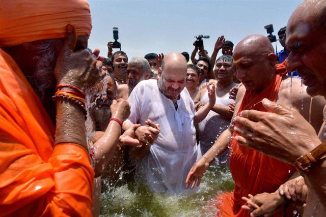 BJP chief Amit Shah with dalit sadhus during Simhastha Mahakumbh in Ujjain. (PTI)