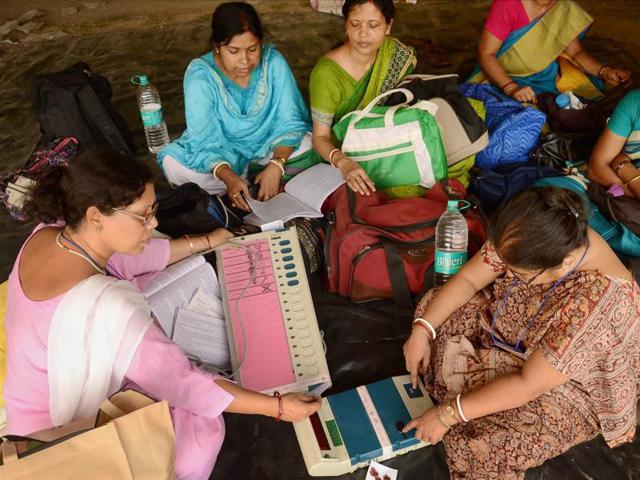 If one goes by Kolkata’s bookmakers, Bengal is in for a photo finish come May 19, the counting day, as no one party holds a clear edge over the other.(PTI/ Photo for representation) If one goes by Kolkata’s bookmakers, Bengal is in for a photo finish come May 19, the counting day, as no one party holds a clear edge over the other.(PTI/ Photo for representation)