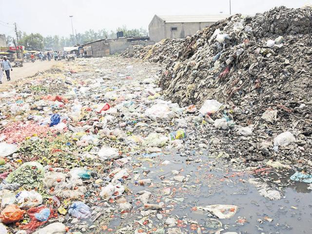 Heaps of polythene and garbage dumped near Sahibabad sabzi mandi in Ghaziabad. (Sakib Ali/HT Photo) Heaps of polythene and garbage dumped near Sahibabad sabzi mandi in Ghaziabad. (Sakib Ali/HT Photo)
