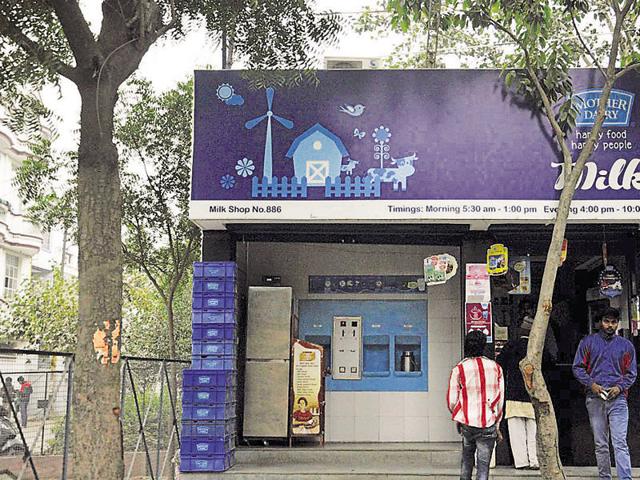 As many as 83 booths in Delhi and Haryana, seven in Noida and 10 in Ghaziabad will now have the payment facility.(HT File) As many as 83 booths in Delhi and Haryana, seven in Noida and 10 in Ghaziabad will now have the payment facility.(HT File)