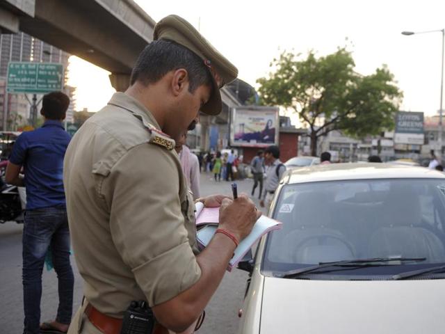 The court said the transport department has to give particulars of the violation such as date, time and place, and reference to relevant provision violated while issuing ‘show cause notice’ to alleged traffic violators. (Hindustan Times) The court said the transport department has to give particulars of the violation such as date, time and place, and reference to relevant provision violated while issuing ‘show cause notice’ to alleged traffic violators. (Hindustan Times)