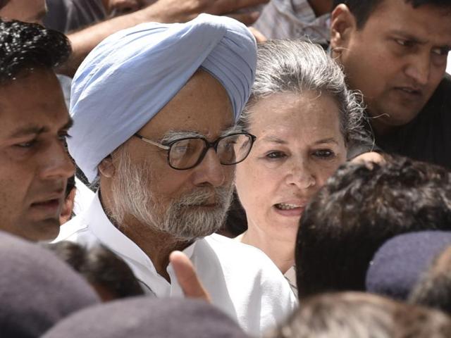 Congress president Sonia Gandhi and former Prime Minister Manmohan Singh with other Congress leaders during a protest march in New Delhi(Hindustan Times)