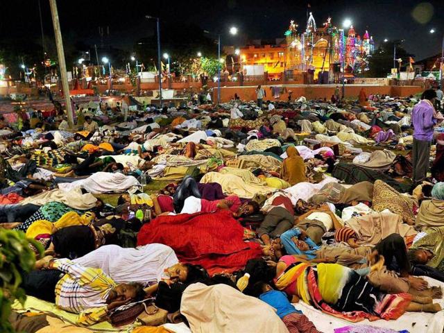 Devotees, arrived to take holy dip in Kshipra River on Akshaya Tritiya, sleeping in an open ground during Simhastha Maha Kumbh Mela, in Ujjain. (PTI) 
