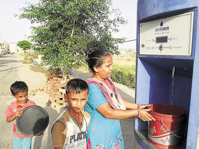 Residents fill drinking water from water ATM in Gherva village near Mundaka, in New Delhi.(HT File) Residents fill drinking water from water ATM in Gherva village near Mundaka, in New Delhi.(HT File)