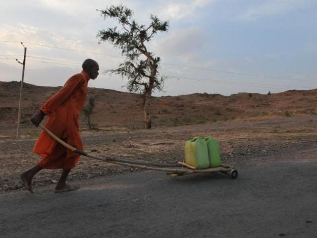 A priest carrying water on a makeshift cart in drought hit Bundelkhand.(Mujeeb Faruqui/HT Photo) A priest carrying water on a makeshift cart in drought hit Bundelkhand.(Mujeeb Faruqui/HT Photo)