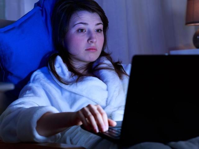 Those who spend a lot of time on social media in a day have 2.2 times the risk of reporting eating and body image concerns as compared to those who spend less time on social media, finds a new study.(Shutterstock) Those who spend a lot of time on social media in a day have 2.2 times the risk of reporting eating and body image concerns as compared to those who spend less time on social media, finds a new study.(Shutterstock)