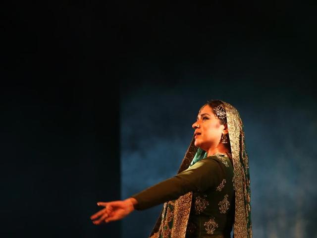 Sufi Kathak artiste Manjari Chaturvedi will be dancing to poems of Bulle Shah in Delhi, with Qawaal Ranjhan Ali of Punjab (Extreme left).(Amit Mehra)