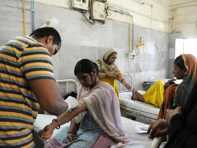 Patients at Kasturba Hospital’s fever clinic . the hospital is set to be merged with Girdhari Lal hospital.(Saumya Khandelwal/ Hindustan Times)