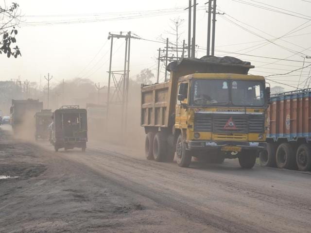 Environmentalists and pollution control authorities blamed the growing number of coal mines, mushrooming coal-based industries, power plants, hard coke units and vehicular emissions for the rise in city pollution.(Bijay/HT Photo)