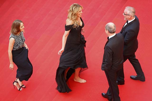 Director Jodie Foster and cast members Julia Roberts are welcomed by Cannes Film festival president Pierre Lescure and general delegate Thierry Fremaux while arriving on the red carpet for the screening of the film Money Monster. (REUTERS) Director Jodie Foster and cast members Julia Roberts are welcomed by Cannes Film festival president Pierre Lescure and general delegate Thierry Fremaux while arriving on the red carpet for the screening of the film Money Monster. (REUTERS)