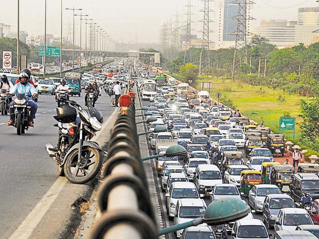 Poor design of major junctions worsens the congestions on the Gurgaon Expressway.(Parveen Kumar/HT Photo) Poor design of major junctions worsens the congestions on the Gurgaon Expressway.(Parveen Kumar/HT Photo)