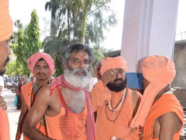 Injured sadhus at district hospital in Ujjain on Thursday. (HT photo) Injured sadhus at district hospital in Ujjain on Thursday. (HT photo)