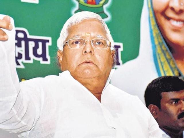 RJD chief Lalu Prasad at Chatra hospital on Friday to meet the relatives of TV journalist Indradev Yadav, who was shot dead on Thursday night. (HT Photo) RJD chief Lalu Prasad at Chatra hospital on Friday to meet the relatives of TV journalist Indradev Yadav, who was shot dead on Thursday night. (HT Photo)
