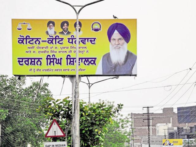 A political hoarding on Pakhowal Road.(Sikander Singh Chopra/HT) A political hoarding on Pakhowal Road.(Sikander Singh Chopra/HT)