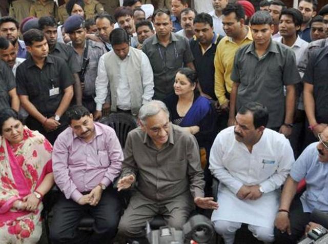 Rebel Congress MLAs led by former chief minister Vijay Bahuguna interact with journalists in Dehradun. (PTI File Photo) Rebel Congress MLAs led by former chief minister Vijay Bahuguna interact with journalists in Dehradun. (PTI File Photo)