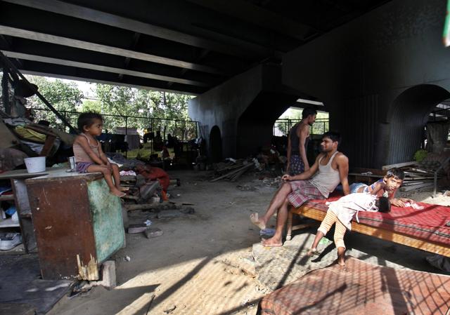 Ber Sarai flyover looks like an ill-maintained, open-air shelter home.(Sanchit Khanna/ HT Photos)