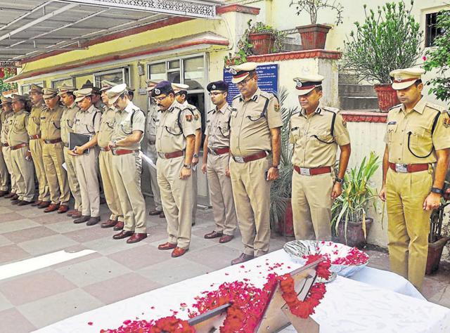 Police officers pay homage to victims of the Jaipur serial bomb blasts, on Friday.(HT Photo)