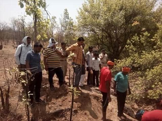 Crowd gathers around the spot in a jungle where Leena’s body was buried. (HT Photo) Crowd gathers around the spot in a jungle where Leena’s body was buried. (HT Photo)