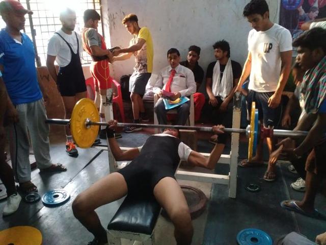 Participants were forced to take part in the dead-lift event in small room where even the judge didn’t have proper space to sit for events. (HT Photo) Participants were forced to take part in the dead-lift event in small room where even the judge didn’t have proper space to sit for events. (HT Photo)