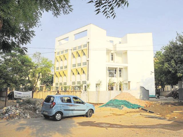 Residents say that a school has been constructed on the land allotted for a road in the area.(Parveen Kumar/HT Photo) Residents say that a school has been constructed on the land allotted for a road in the area.(Parveen Kumar/HT Photo)