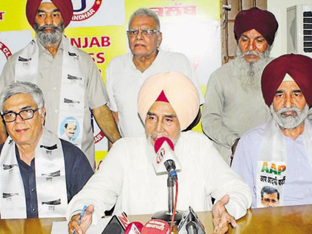 Aam Aadmi Party state convener Sucha Singh Chhotepur addressing a press conference in Jalandhar on Friday. (HT Photo) Aam Aadmi Party state convener Sucha Singh Chhotepur addressing a press conference in Jalandhar on Friday. (HT Photo)