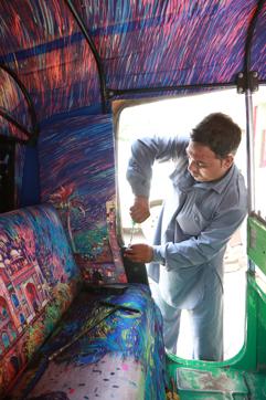 Auto driver Hari Om Sharma giving his auto finishing touches (Amal KS/HT)