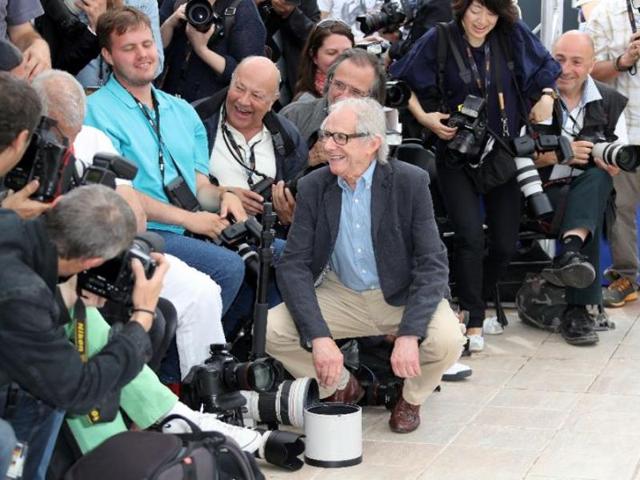 British director Ken Loach (centre) wakes up a photographer who fell asleep ahead of the photocall for the film I, Daniel Blake at the 69th Cannes Film Festival on May 13, 2016 (AFP Photo) British director Ken Loach (centre) wakes up a photographer who fell asleep ahead of the photocall for the film I, Daniel Blake at the 69th Cannes Film Festival on May 13, 2016 (AFP Photo)