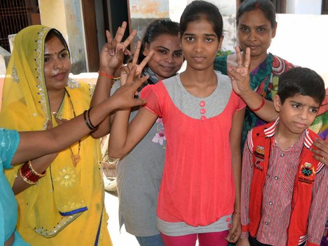 Sakshi Verma of Barabanki celebrates with her family members. Verma topped the UP board Class 12 examinations with 98.20% marks. (HT photo)