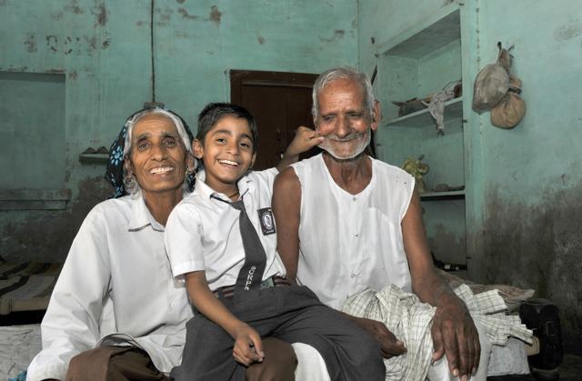 Cheeky daughter Naveen makes father Bala smile and mother Rajo forget her cancer. (Ravi Kumar/HT Photo) Cheeky daughter Naveen makes father Bala smile and mother Rajo forget her cancer. (Ravi Kumar/HT Photo)