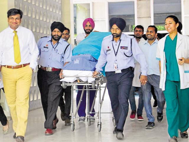 Organs being shifted from PGI to Fortis hospital on Saturday.(Karun Sharma/HT Photo) Organs being shifted from PGI to Fortis hospital on Saturday.(Karun Sharma/HT Photo)
