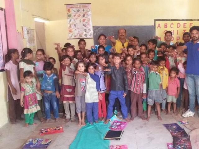 Children of Tanapur take oath to fight against alcohol addiction in their village. (HT photo) Children of Tanapur take oath to fight against alcohol addiction in their village. (HT photo)