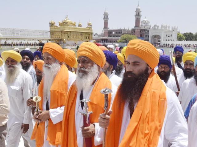 The three Jathedars and their supporters paid obeisance at the sanctum sanctorum of the shrine and also at Akal Takht on Sunday.(Sameer Sehgal/HT Photo)