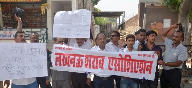 Members of Lucknow Liquor Association stage a protest demonstration against Bihar chief Minister Nitish Kumar. (Deepak Gupta/HT Photo) Members of Lucknow Liquor Association stage a protest demonstration against Bihar chief Minister Nitish Kumar. (Deepak Gupta/HT Photo)