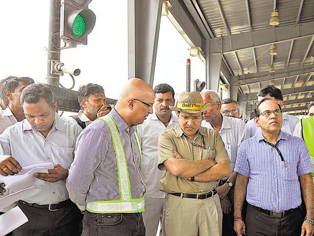 NHAI chairman Raghav Chandra (centre) at Kherki Daula toll plaza on Saturday.(Abhinav Saha/HT Photo) NHAI chairman Raghav Chandra (centre) at Kherki Daula toll plaza on Saturday.(Abhinav Saha/HT Photo)