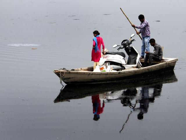 At least 20 people were reported missing after a boat capsized in West Bengal’s Burdwan District on Saturday night.(Hindustan Times Photo)