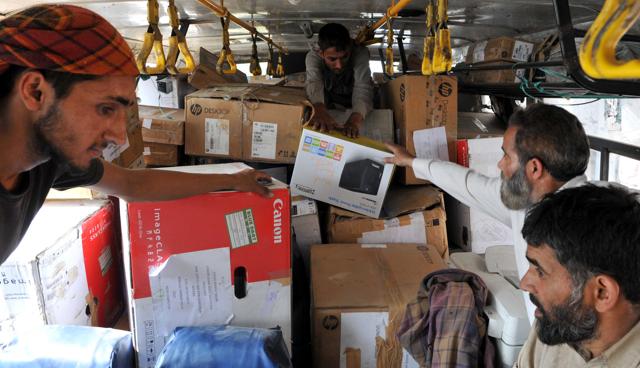 Labourers carry the official documents of a civil secretariat to unload a truck during the bi-annual darbar move from Srinagar to Jammu, last year. (Nitin Kanotra / Hindustan Times) Labourers carry the official documents of a civil secretariat to unload a truck during the bi-annual darbar move from Srinagar to Jammu, last year. (Nitin Kanotra / Hindustan Times)