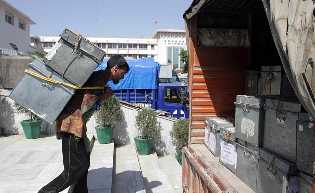 A labourer unloads the official documents of a civil secretariat, last year. (Nitin Kanotra / Hindustan Times) A labourer unloads the official documents of a civil secretariat, last year. (Nitin Kanotra / Hindustan Times)