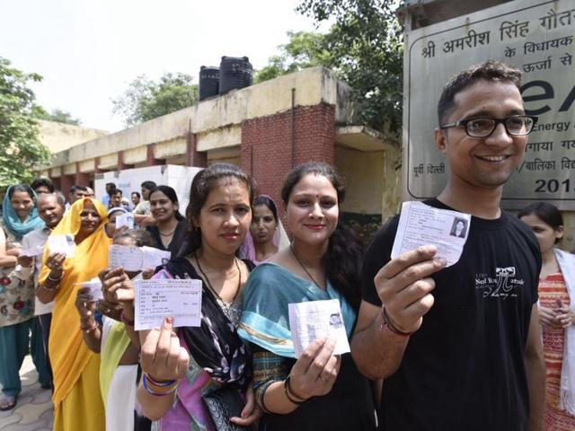 Voters queue up outside a polling station in Khichdipur in MCD by polls in New Delhi on Sunday. (Arun Sharma / HT Photo) Voters queue up outside a polling station in Khichdipur in MCD by polls in New Delhi on Sunday. (Arun Sharma / HT Photo)