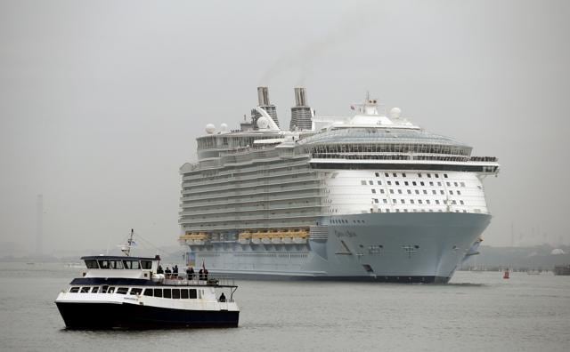 Oasis of the Seas arriving in Southampton, UK, October 15, 2014. (AFP) Oasis of the Seas arriving in Southampton, UK, October 15, 2014. (AFP)