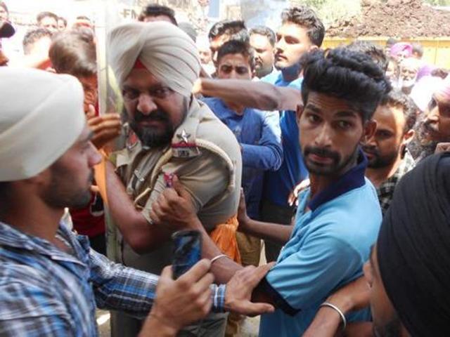 The injured ASI, Nirjit Singh, was given a commendation certificate too.(HT File Photo)