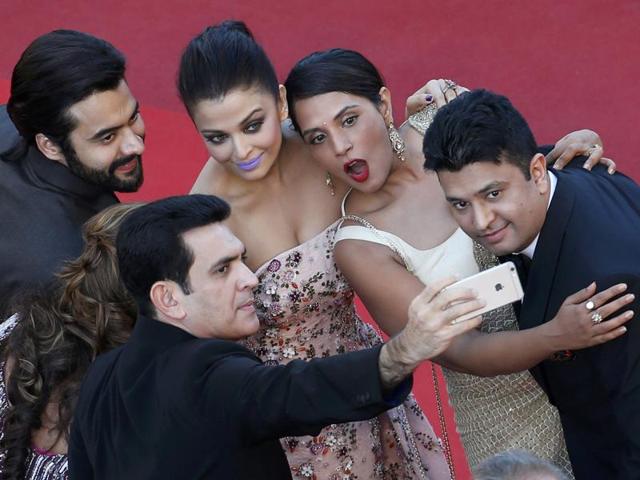 Selfie time for the Sarbjit gang. Aishwarya Rai Bachchan, Jackky Bhagnani, Richa Chadha with others. But wait, where is Sarbjit? (REUTERS) 