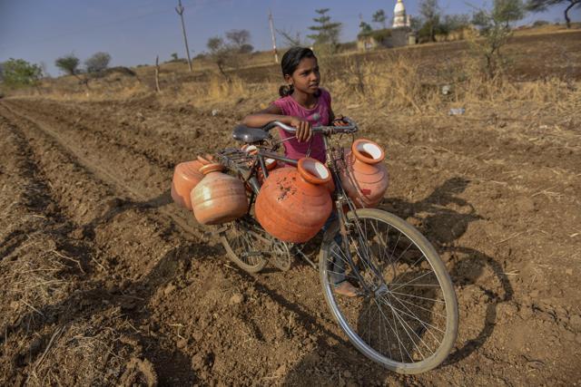 A girl carries water to her village at Tanda in Latur. (Satish Bate/HT File Photo) A girl carries water to her village at Tanda in Latur. (Satish Bate/HT File Photo)