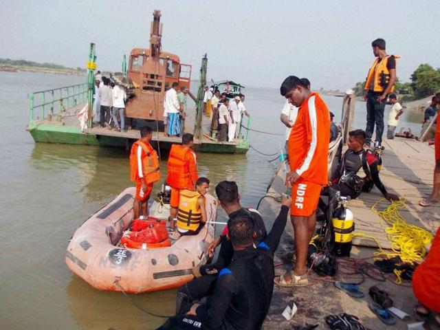 National Disaster Response Force (NDRF) personnel involved in search and rescue operations after a boat capsized in Burdwan on Saturday.(PTI Photo) National Disaster Response Force (NDRF) personnel involved in search and rescue operations after a boat capsized in Burdwan on Saturday.(PTI Photo)