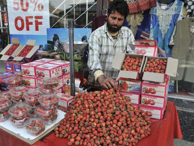 A Kashmiri vendor selling the strawberries in a market in Srinagar. (Waseem Andrabi/HT Photo )
