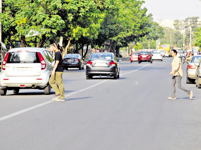 Residents have complained that the stretch towards the Golf Course Road has become accident-prone. (Parveen Kumar/HT Photo) Residents have complained that the stretch towards the Golf Course Road has become accident-prone. (Parveen Kumar/HT Photo)