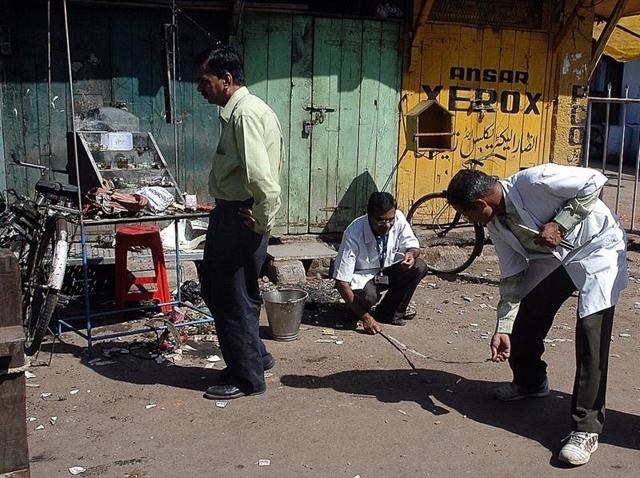 Forensic experts search for clues at the blast site in Malegaon in this photo taken on September 30, 2008. (AFP) (AFP) Forensic experts search for clues at the blast site in Malegaon in this photo taken on September 30, 2008. (AFP) (AFP)